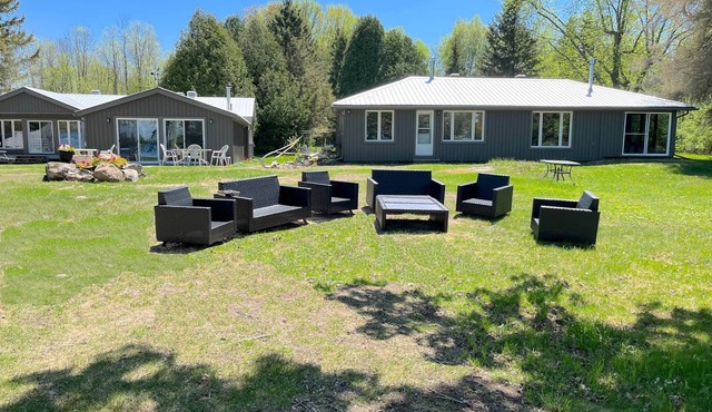 Hoverland Cottage | Large Waterfront Retreat on the Rideau