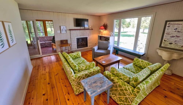 Hoverland- Magnificent Waterfront Villa - Big Rideau Lake