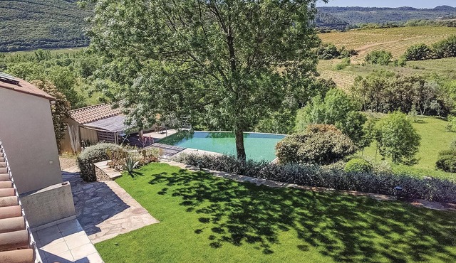 How can you resist this fabulous vacation home with private pool in Hérault.