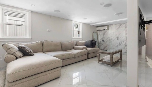 Howard Beach Luxury Perfect 3-bedroom 2-full bathroom apartment with Pool
