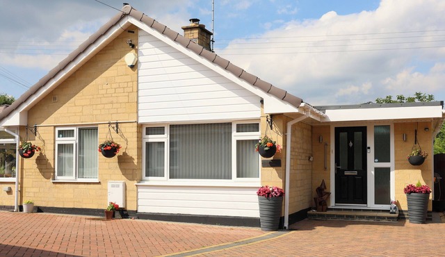 HOWARD COTTAGE, pet friendly, with a garden in Offenham