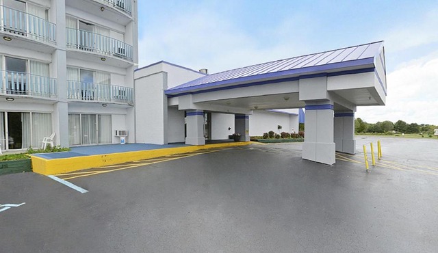 Howard Johnson by Wyndham Saint Joseph Benton Harbor