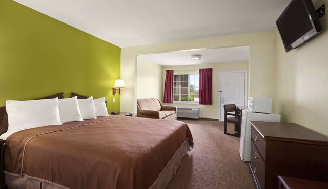 Howard Johnson by Wyndham Grand Prairie Near Lone Star Park