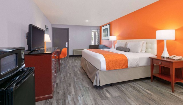 Howard Johnson by Wyndham San Marcos