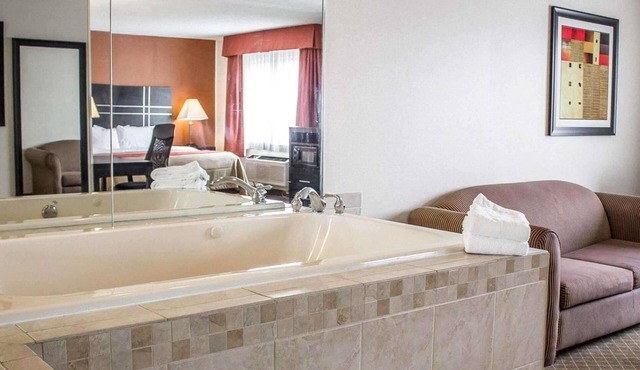 Howard Johnson by Wyndham Columbus State Fairgrounds I-71