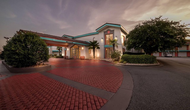 Howard Johnson by Wyndham Columbus Fort Moore