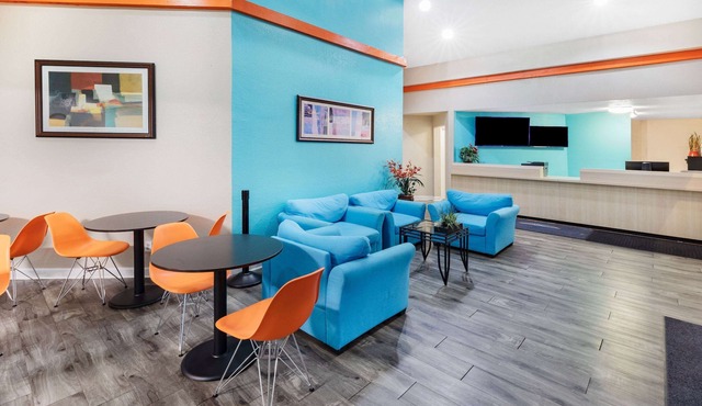 Howard Johnson by Wyndham Houston Hobby Airport