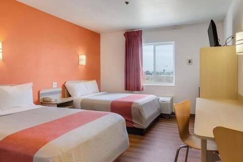 Howard Johnson by Wyndham Lemoore