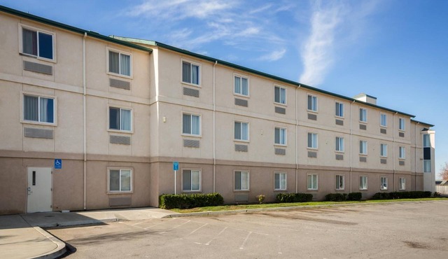 Howard Johnson by Wyndham Lemoore