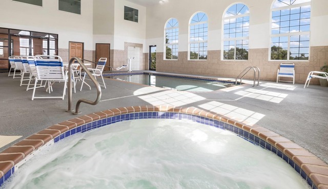 Howard Johnson Hotel & Suites by Wyndham Oacoma