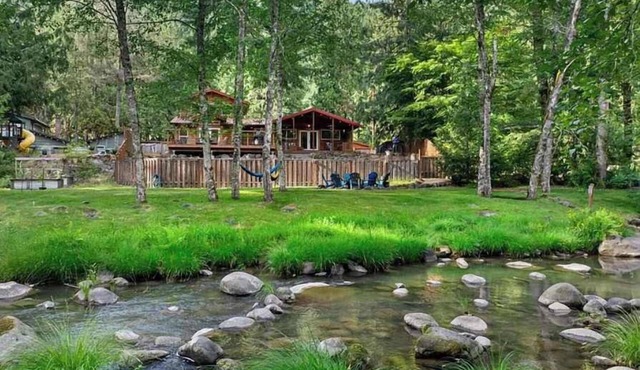Howard's Hideaway Riverfront Pet Friendly Cabin