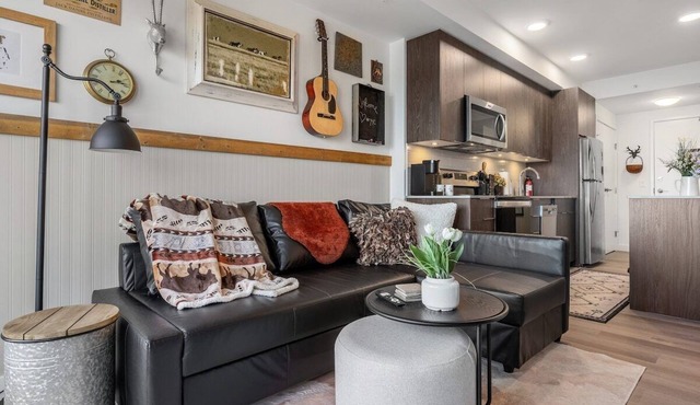 Howdy! 1BR Western Theme w Rooftop Patio & AC