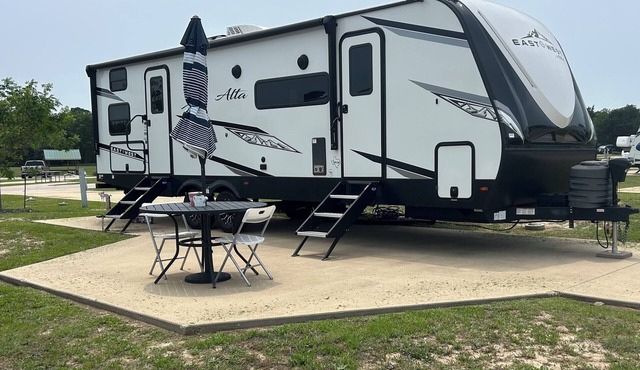 Howdy 2024 RV & Resort, 10mi to TX A&M, comfy beds,lots amenities incl,sleeps 4!
