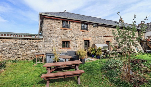 HOWDY BARN, pet friendly, with hot tub in Great Strickland