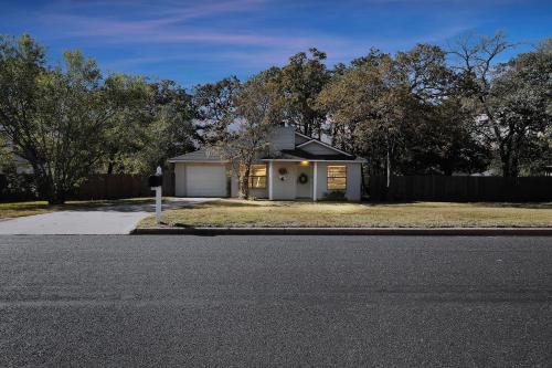 Howdy Hang Out - Cozy, Cute and Comfortable House! home
