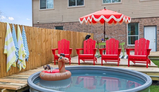 HOWDY HOUSE- 4 Bed w Pool, Arcade, Putting Green, Firepit, mins to AT&T Stadium,