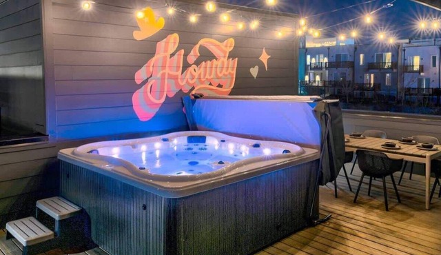 Howdy Nashville Home - 11 Beds, Rooftop & Hot Tub!