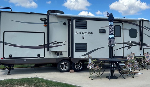 Howdy RV & Resort, 10mi to TX A&M,off Hwy 6. Trendy,amenities included,sleeps 4!