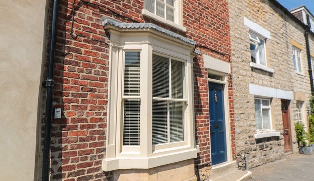 HOWE END COTTAGE, pet friendly, with a garden in Kirkbymoorside