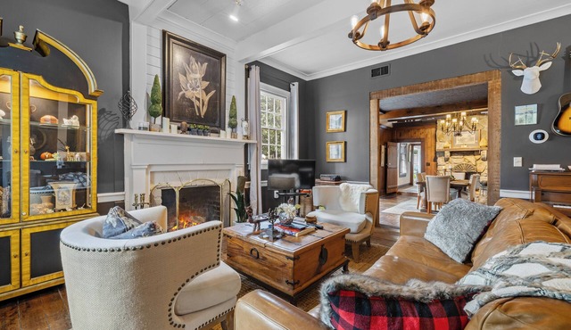 Hows Manor - Luxury Historic Farmhouse Circa 1840