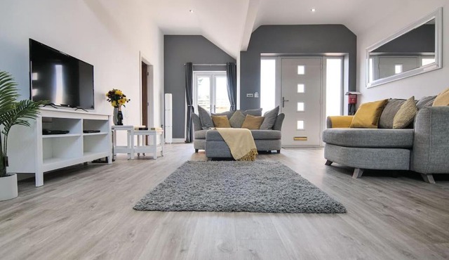 Hoxne Cottages - Rose Cottage with private hot tub