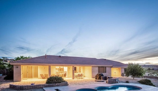 HOZHO: Pool, Hot Tub, Fast WiFi, Level 2 EV PHEV Charger & Lake Powell Views