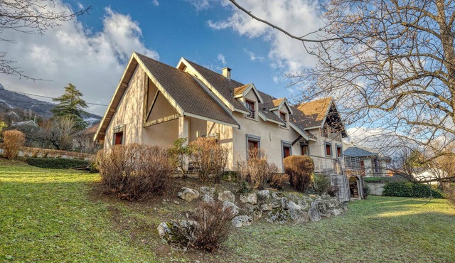 #HP | La maison des Lilas 🫐| Large family house, sleeps 12, garden