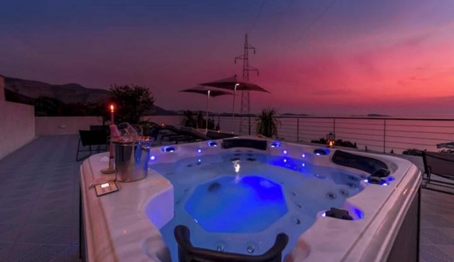 Villa Poco Loco-Sea view Apartment with Jacuzzi