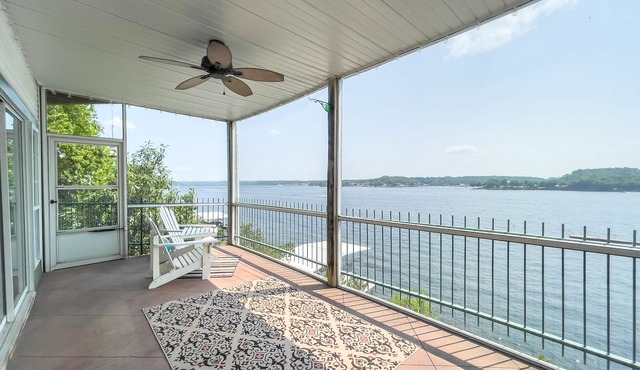 HT901 - Impressive lakefront condo!