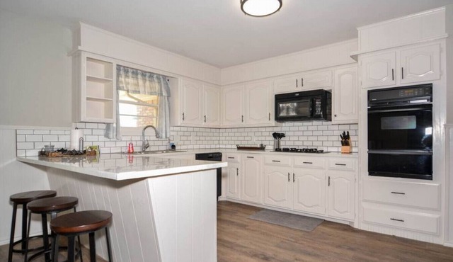 Hub City Hangout - 4BR/2BA - Close to Everything