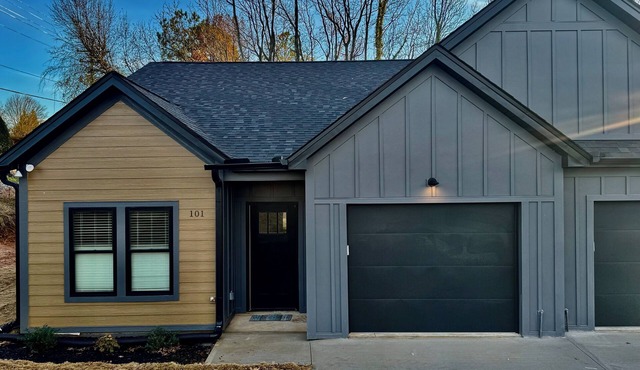 Hub City Haven-New 3 BR/2 BA Home, Pet Friendly in Moore near outdoor activities