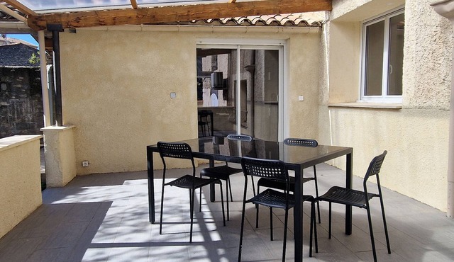 Hub for sightseeing, cultural activities and beach, courtyard, private and quiet