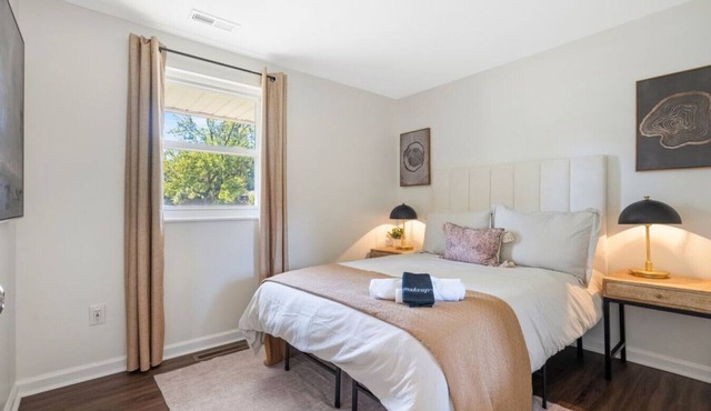 Huber Homestead: Inviting 3BR, 2BA Ranch Home