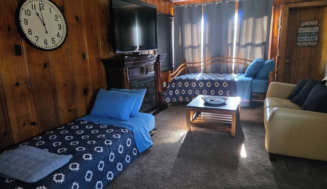 HUCK-FINN CABIN Peaceful 1-bedroom cabin, SLEEPS 4! PRIVATE DOCKS!