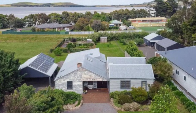 Huckers Bakery: A Restful Country Retreat with Charm & Character