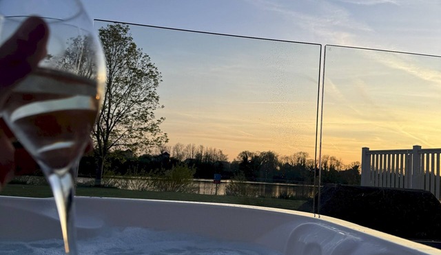 Huckleberry Lodge | Hot Tub, Cotswold Lakes