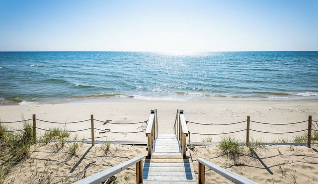 Huckleberry Hideaway: A Lake Michigan Sunset Retreat. Pet friendly!