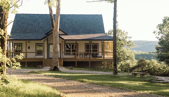 Huckleberry Hollow, secluded home in the woods, wraparound porch, soaker tub!