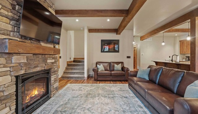 Huckleberry Ridge | Mins Yellowstone, Hot Tub, Fire Pit, Sleeps 24!