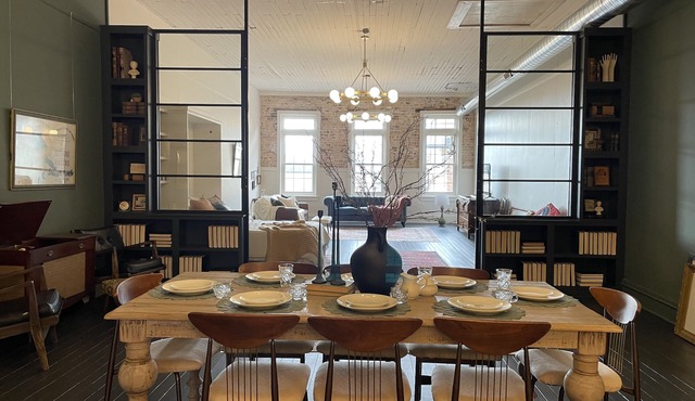 Huddleston Hall - Historic Downtown Apartment