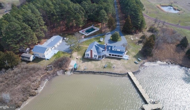Hudson Creek Retreat, 5 Acre Waterfront Home, Pool, Pier, Fishing & Crabbing