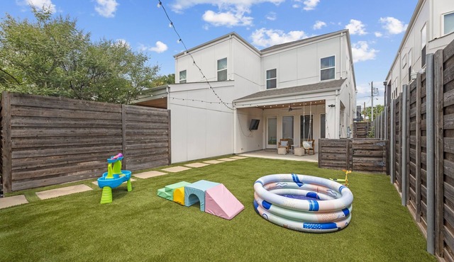 Hudson House - 3BR + Private Yard Near Uptown