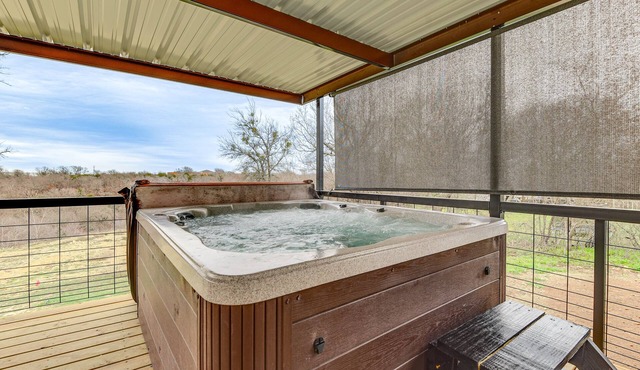 Hudson Oaks Country Creekside Home: Hot Tub & Deck