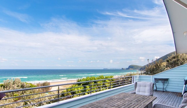 Huey's Lookout - beachfront spacious pet friendly home