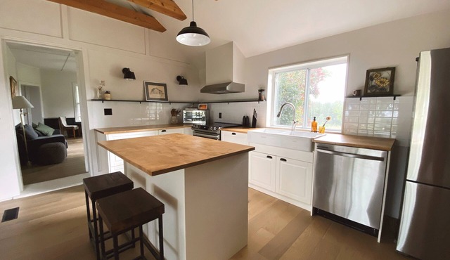 Huff Estates Farm 4BR w/Private Lake, Sauna and Hot Tub in the Grey Highlands