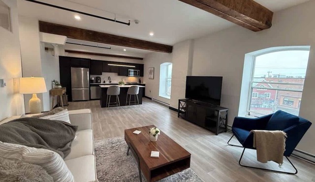 Huge 1 BR Downtown with Parking and 6 appliances