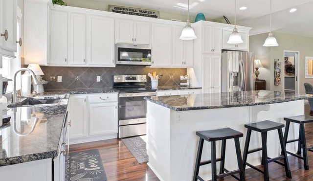 HUGE, 10 BEDS, FAMILIES, REUNIONS & RETREATS! LAKE FUN 1 MILE-FREE POOL PASSES!