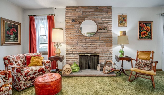 Huge 1960s Style Family and Pet Friendly Home