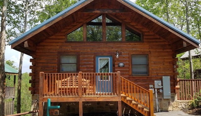 Huge 1MBR/2BA, sleeps 8, Pet Friendly, Pool, Mt view