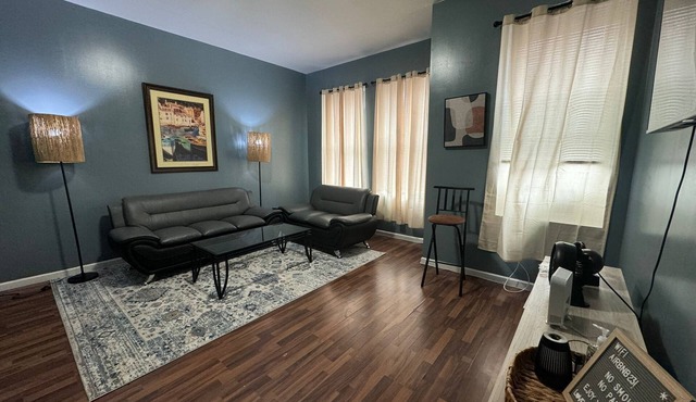 HUGE 2 Bedroom Apt FREE parking II Queen Bed